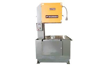 立式鋸床作業時的操作方式